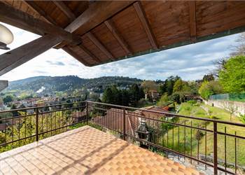 villa con giardino non lontanto dal lago